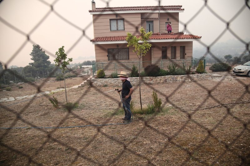 Ολονύχτια μάχη με την φωτιά στα Δερβενοχώρια -Κινδυνεύουν σπίτια | iefimerida.gr 1
