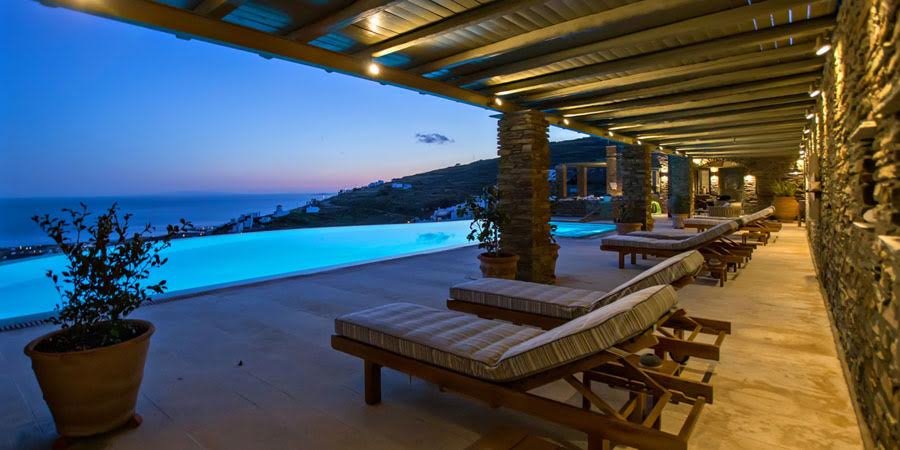 Εντυπωσιακό σκηνικό φωτογράφισης το Aeolis Tinos Suites για τις ανάγκες μεγάλης διαφημιστικής καμπάνιας | iefimerida.gr 9