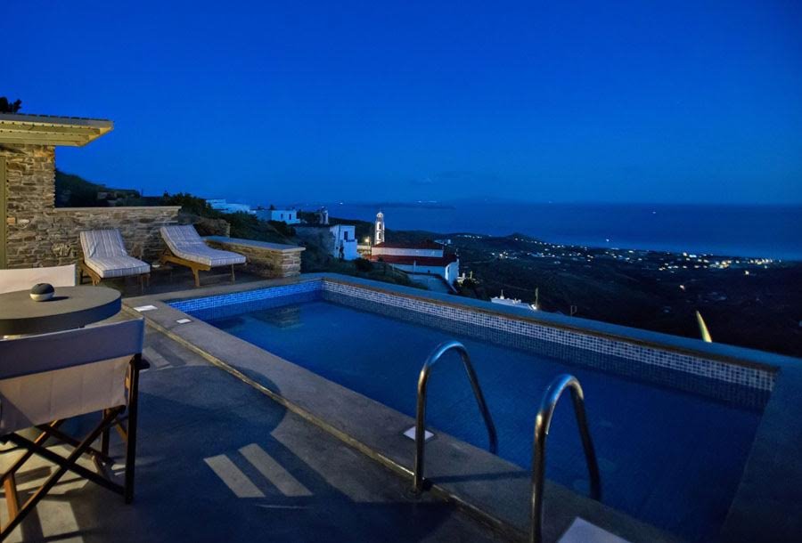 Εντυπωσιακό σκηνικό φωτογράφισης το Aeolis Tinos Suites για τις ανάγκες μεγάλης διαφημιστικής καμπάνιας | iefimerida.gr 5