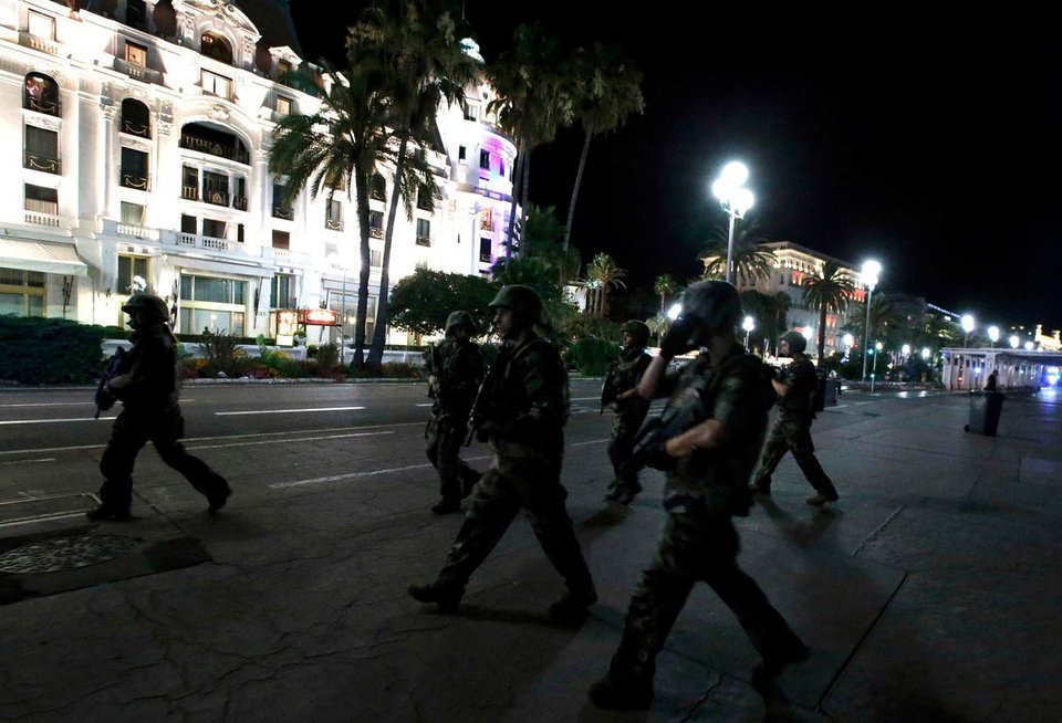 Τρομοκρατικό χτύπημα στη Γαλλία -Φορτηγό έπεσε πάνω σε πλήθος, 84 νεκροί | iefimerida.gr 13