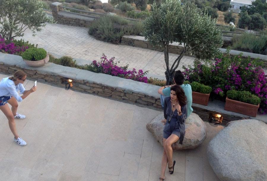 Εντυπωσιακό σκηνικό φωτογράφισης το Aeolis Tinos Suites για τις ανάγκες μεγάλης διαφημιστικής καμπάνιας | iefimerida.gr 0