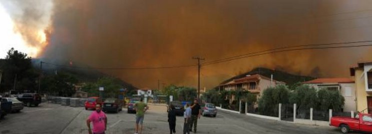 Ανεξέλεγκτη η φωτιά στη Θάσο -Πολλά μέτωπα, κάηκαν σπίτια, απειλείται χωριό | iefimerida.gr 2