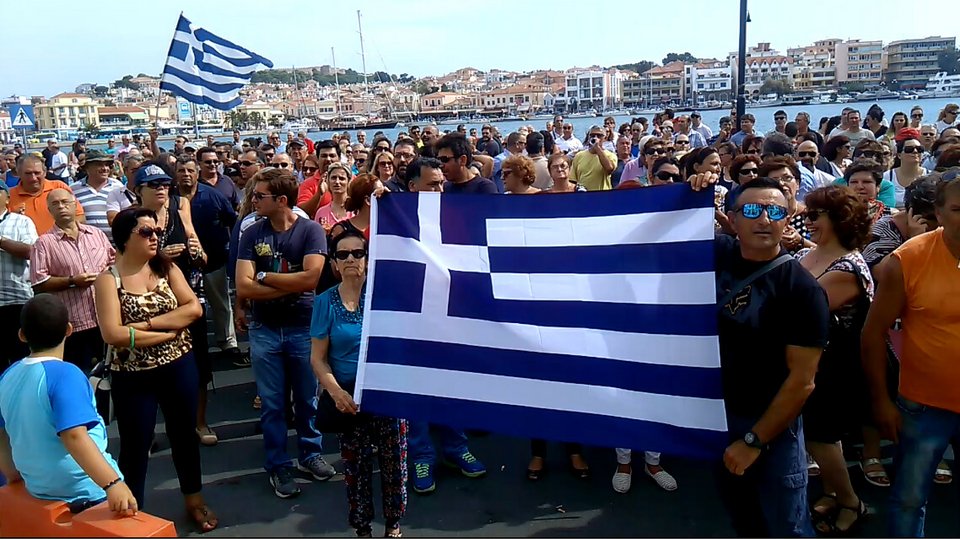 Σε αναβρασμό η Λέσβος: Χρυσαυγίτες χτύπησαν 3 κοπέλες σε συγκέντρωση κατοίκων | iefimerida.gr 0