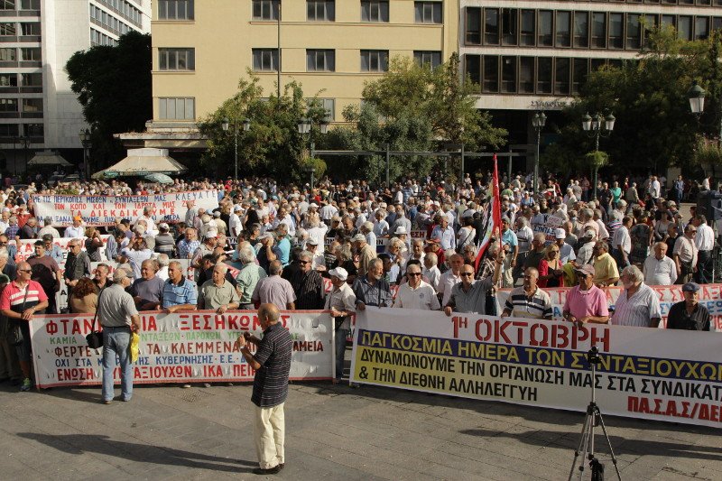 Ενταση και χημικά έξω από το Μαξίμου στην πορεία των συνταξιούχων | iefimerida.gr 16