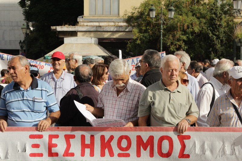 Ενταση και χημικά έξω από το Μαξίμου στην πορεία των συνταξιούχων | iefimerida.gr 18