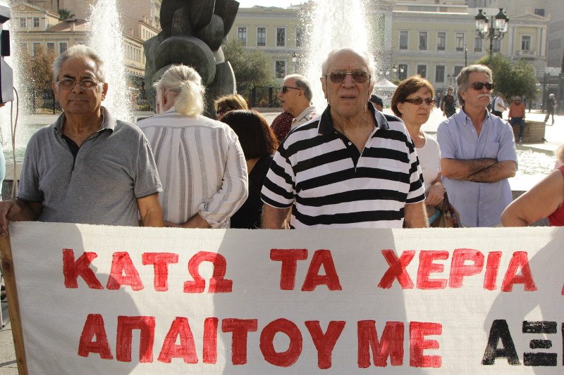 Ενταση και χημικά έξω από το Μαξίμου στην πορεία των συνταξιούχων | iefimerida.gr 19