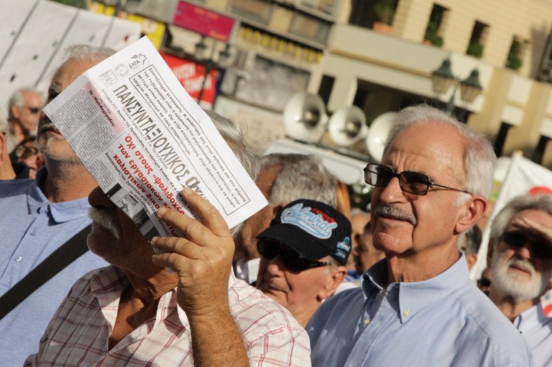 Ενταση και χημικά έξω από το Μαξίμου στην πορεία των συνταξιούχων | iefimerida.gr 21