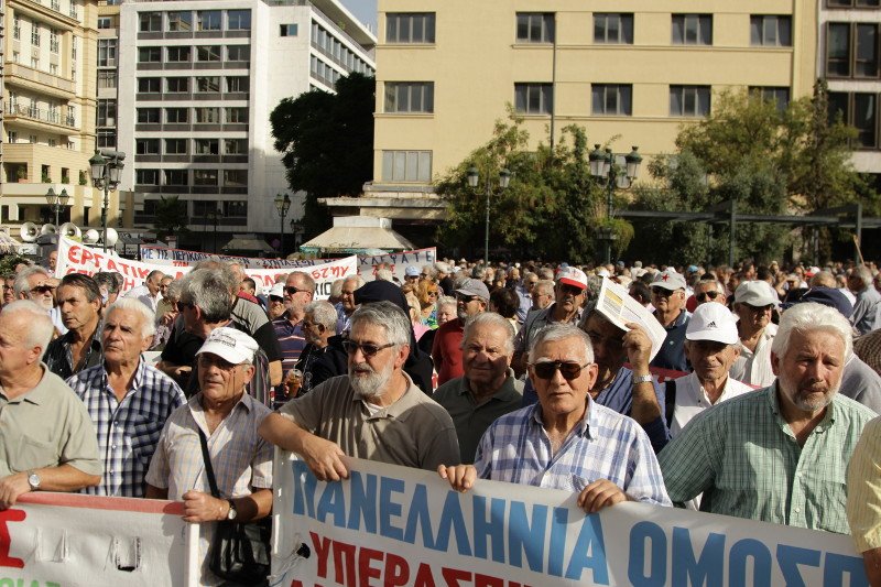 Ενταση και χημικά έξω από το Μαξίμου στην πορεία των συνταξιούχων | iefimerida.gr 22