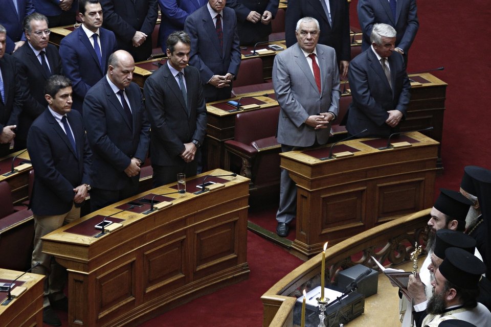 Ιερώνυμος στους βουλευτές: Ευχόμαστε και σε εσάς και σε εμάς καλή δύναμη | iefimerida.gr 4