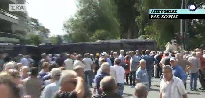 Ενταση και χημικά έξω από το Μαξίμου στην πορεία των συνταξιούχων | iefimerida.gr 10