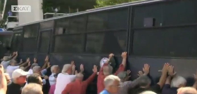 Ενταση και χημικά έξω από το Μαξίμου στην πορεία των συνταξιούχων | iefimerida.gr 11