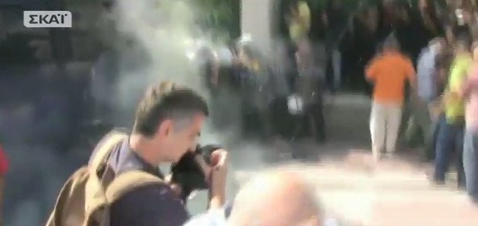 Ενταση και χημικά έξω από το Μαξίμου στην πορεία των συνταξιούχων | iefimerida.gr 12