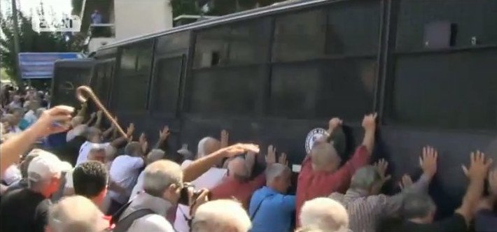 Ενταση και χημικά έξω από το Μαξίμου στην πορεία των συνταξιούχων | iefimerida.gr 13