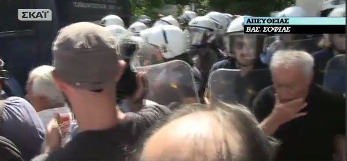 Ενταση και χημικά έξω από το Μαξίμου στην πορεία των συνταξιούχων | iefimerida.gr 14