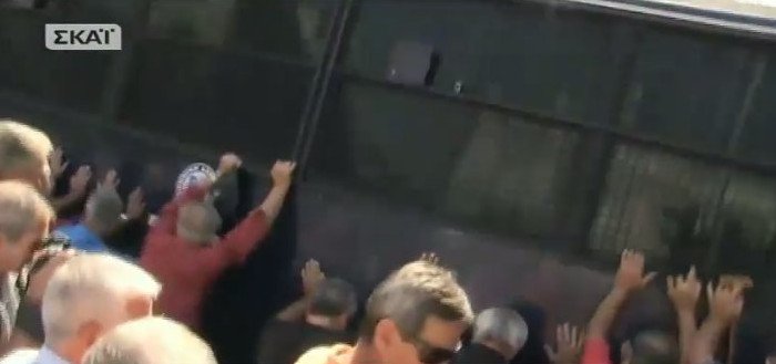 Ενταση και χημικά έξω από το Μαξίμου στην πορεία των συνταξιούχων | iefimerida.gr 15
