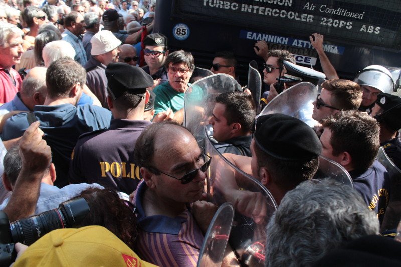 Ενταση και χημικά έξω από το Μαξίμου στην πορεία των συνταξιούχων | iefimerida.gr 1