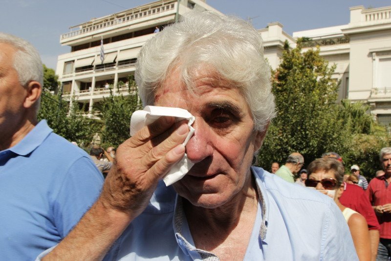 Ενταση και χημικά έξω από το Μαξίμου στην πορεία των συνταξιούχων | iefimerida.gr 7