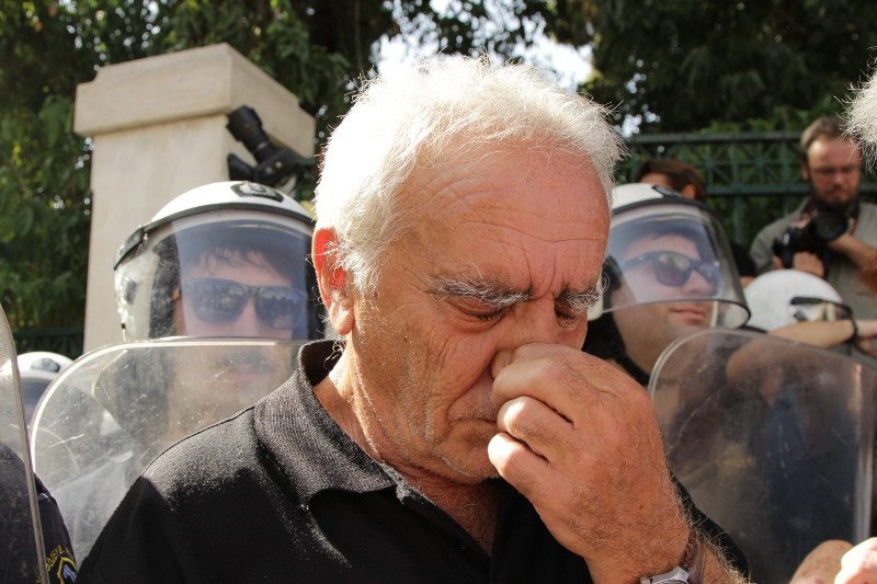 Ενταση και χημικά έξω από το Μαξίμου στην πορεία των συνταξιούχων | iefimerida.gr 2