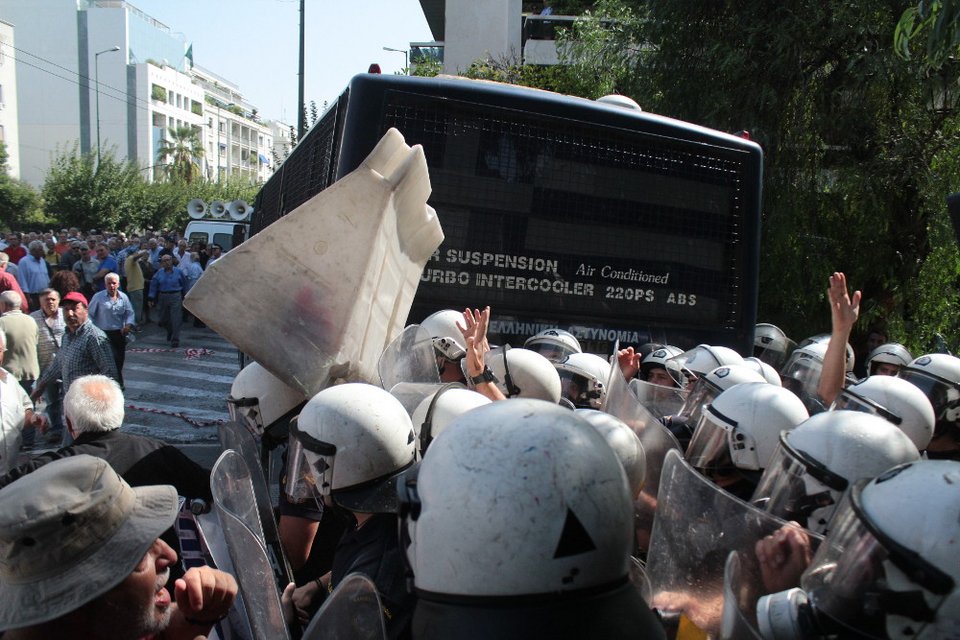 Ενταση και χημικά έξω από το Μαξίμου στην πορεία των συνταξιούχων | iefimerida.gr 3