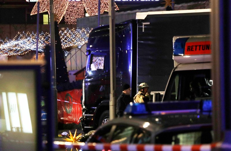 Τρομοκρατική επίθεση στο Βερολίνο: Φορτηγό έπεσε σε πλήθος - 12 νεκροί | iefimerida.gr 1