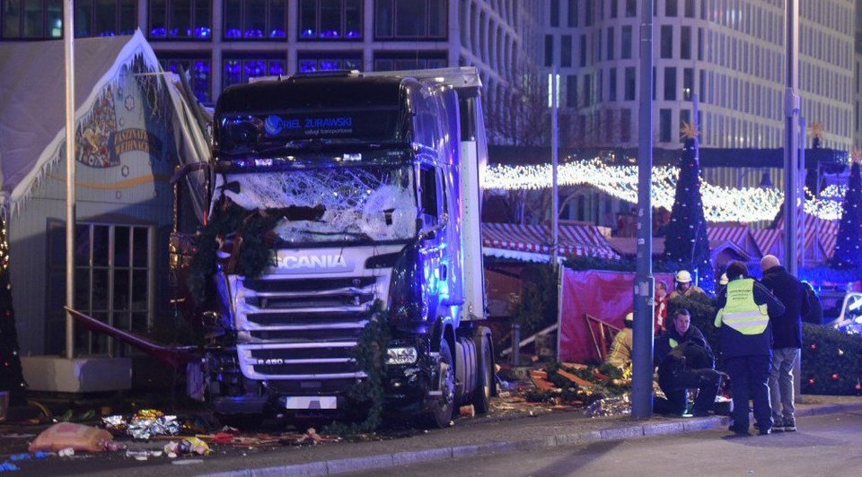 Τρομοκρατική επίθεση στο Βερολίνο: Φορτηγό έπεσε σε πλήθος - 12 νεκροί | iefimerida.gr 3