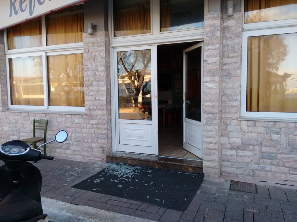 Αναστάτωση στην αγορά της Μυτιλήνης: Μετανάστες τα έκαναν γυαλιά-καρφιά | iefimerida.gr 1