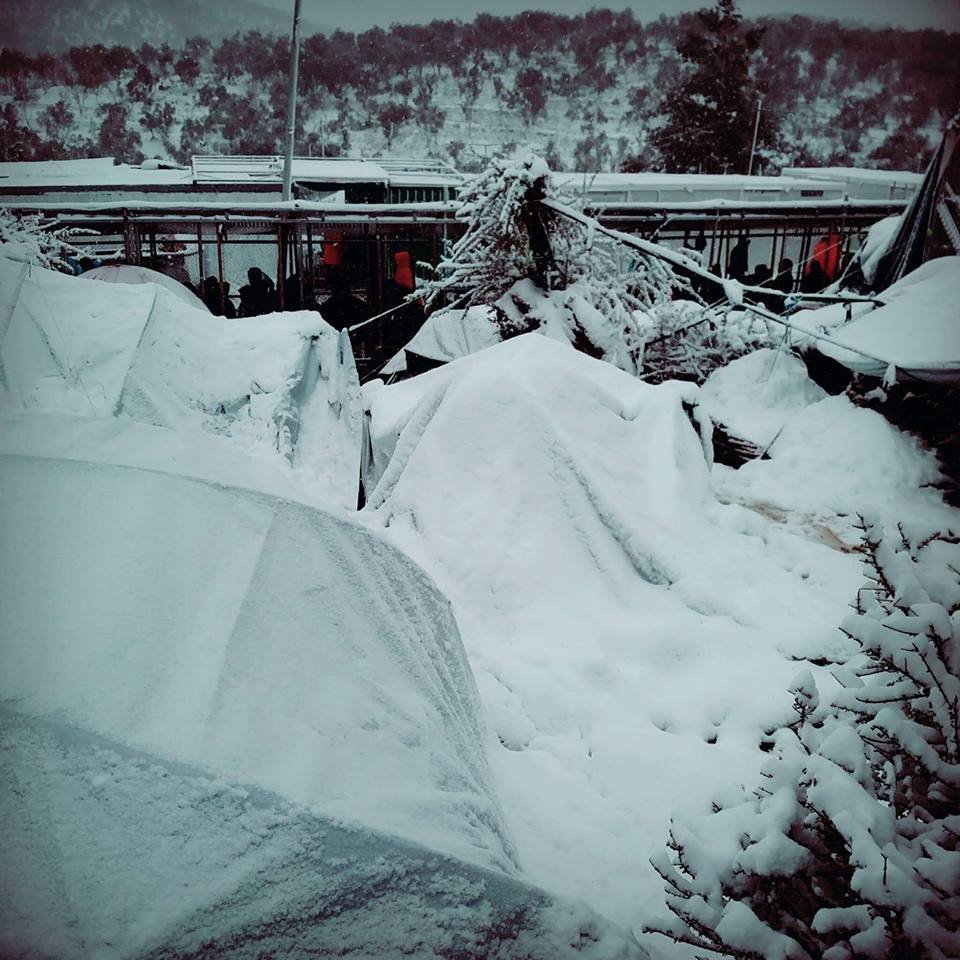 Λέσβος: Απαγόρευσαν τη φωτογράφιση των προσφύγων στην παγωμένη Μόρια  | iefimerida.gr 0