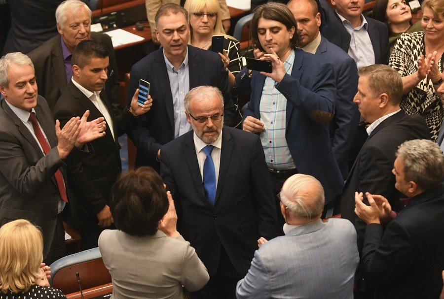 Εκτός ελέγχου η κατάσταση στα Σκόπια -Εισβολή οπαδών του Γκρούεφσκι στη Βουλή | iefimerida.gr 2
