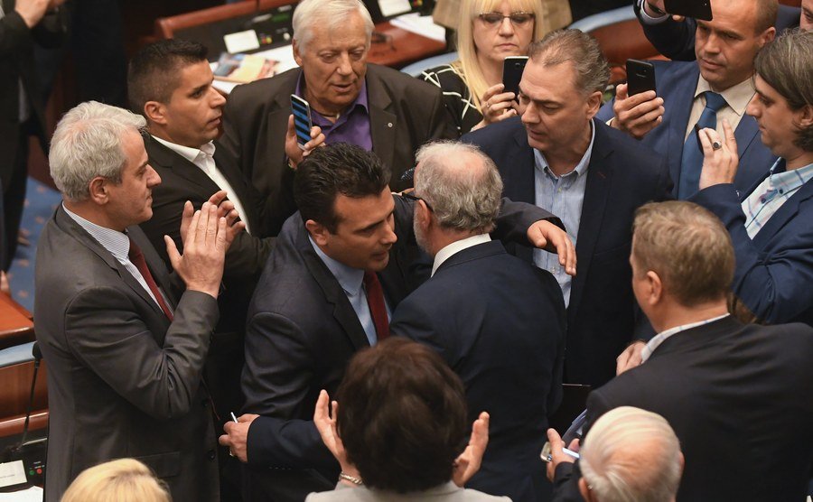 Εκτός ελέγχου η κατάσταση στα Σκόπια -Εισβολή οπαδών του Γκρούεφσκι στη Βουλή | iefimerida.gr 3