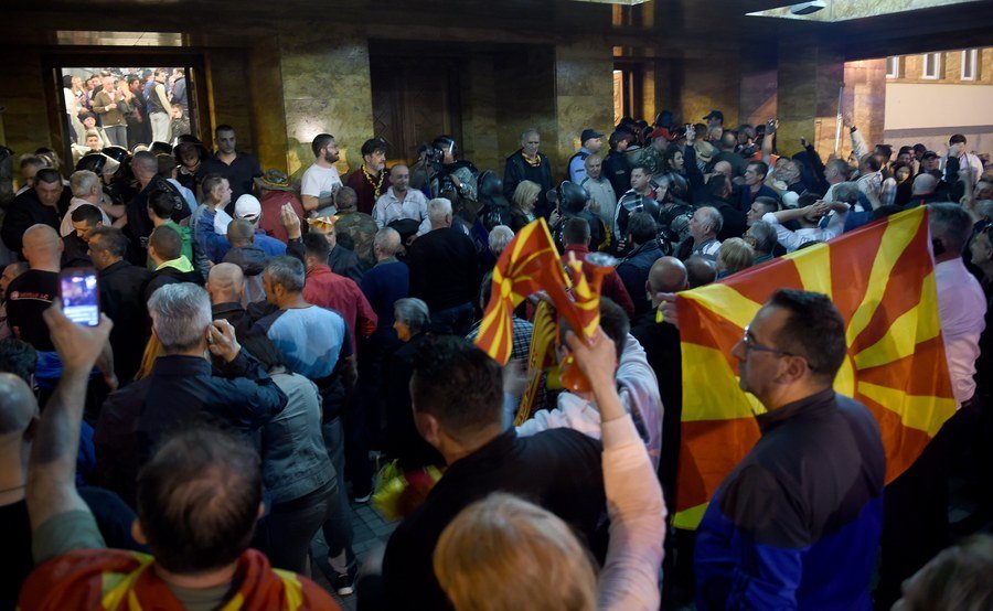Εκτός ελέγχου η κατάσταση στα Σκόπια -Εισβολή οπαδών του Γκρούεφσκι στη Βουλή | iefimerida.gr 5