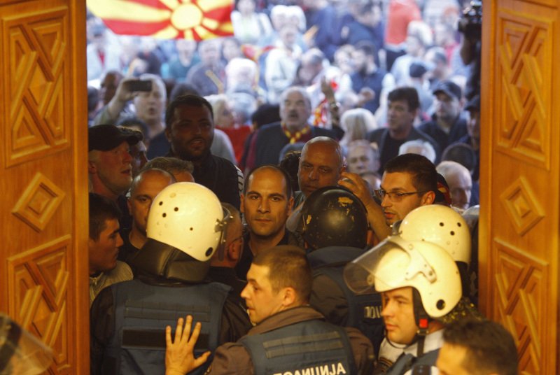 Εκτός ελέγχου η κατάσταση στα Σκόπια -Εισβολή οπαδών του Γκρούεφσκι στη Βουλή | iefimerida.gr 8