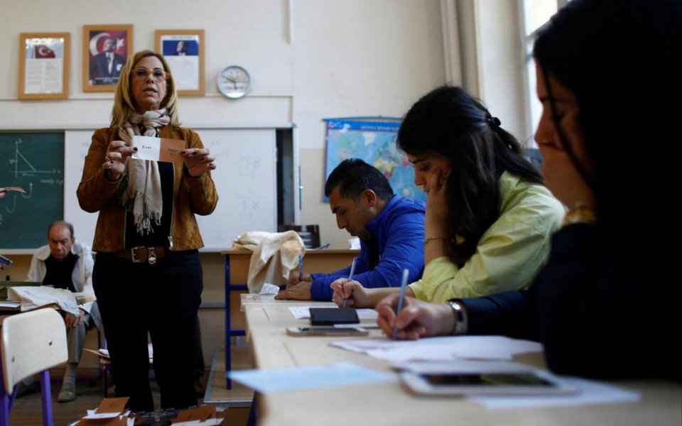 Τουρκία: Μικρή νίκη Ερντογάν, για απάτη μιλά η αντιπολίτευση | iefimerida.gr 0
