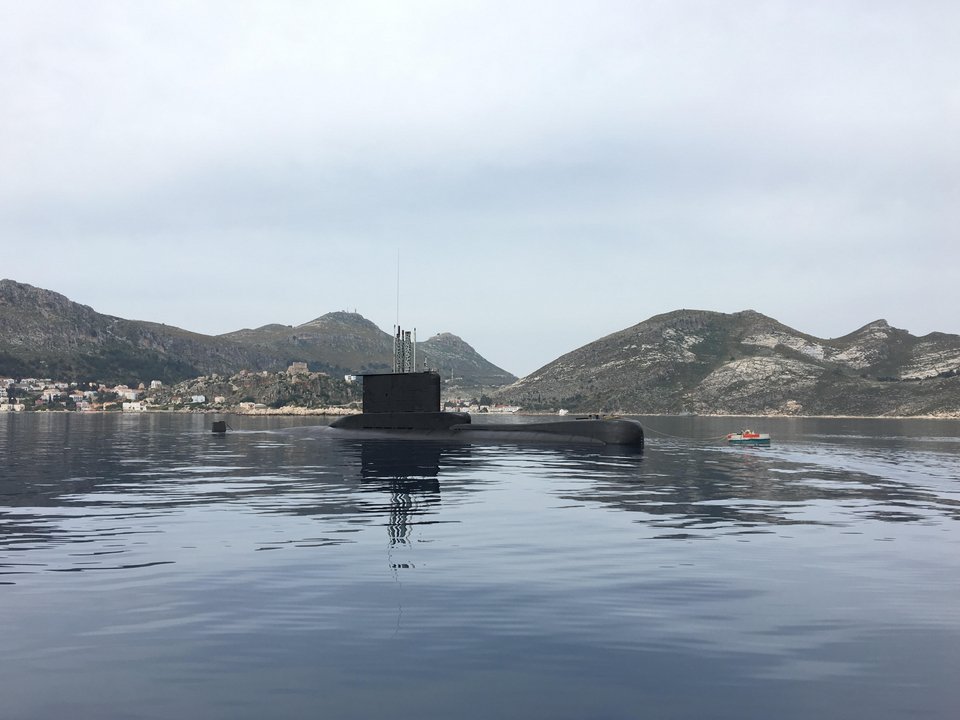 Εντυπωσιακές εικόνες: Το υποβρύχιο «Αμφιτρίτη» στο Καστελόριζο | iefimerida.gr 0