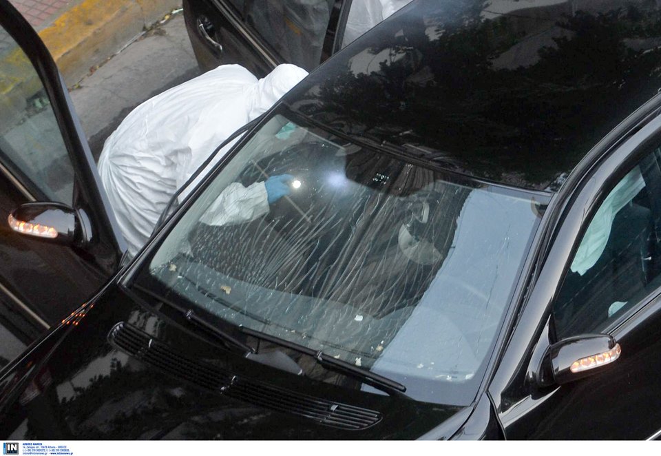 Ισχυρή έκρηξη τραυμάτισε τον Λουκά Παπαδήμο -Παγιδευμένος φάκελος | iefimerida.gr 9