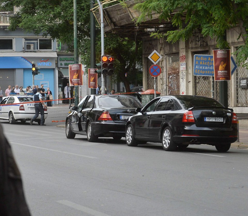 Ισχυρή έκρηξη τραυμάτισε τον Λουκά Παπαδήμο -Παγιδευμένος φάκελος | iefimerida.gr 7