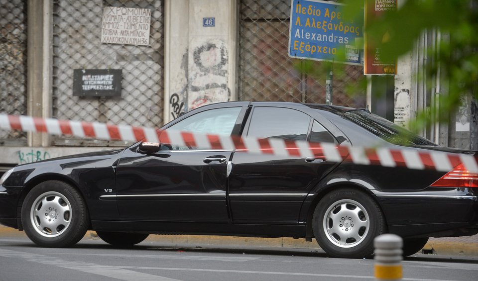 Ισχυρή έκρηξη τραυμάτισε τον Λουκά Παπαδήμο -Παγιδευμένος φάκελος | iefimerida.gr 8