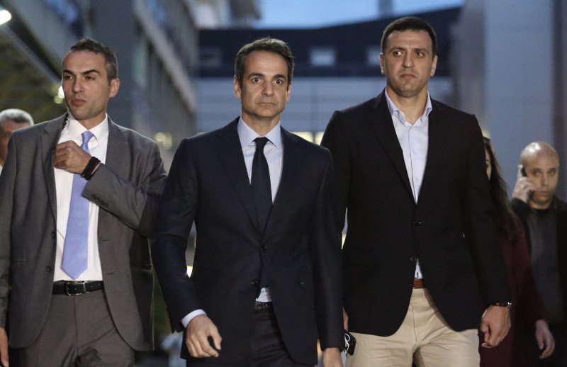 Ισχυρή έκρηξη τραυμάτισε τον Λουκά Παπαδήμο -Παγιδευμένος φάκελος | iefimerida.gr 10