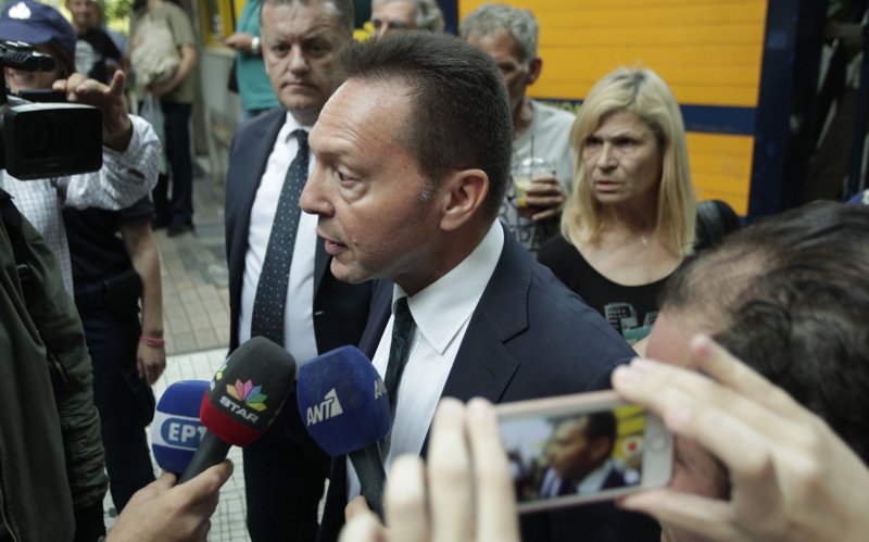 Ισχυρή έκρηξη τραυμάτισε τον Λουκά Παπαδήμο -Παγιδευμένος φάκελος | iefimerida.gr 11