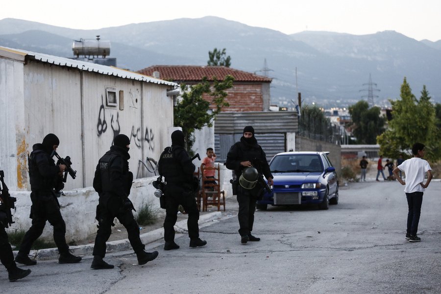 ΕΛ.ΑΣ.: Τεράστια επιχείρηση στο Μενίδι -Ερευνες για το δολοφόνο του μαθητή | iefimerida.gr 0
