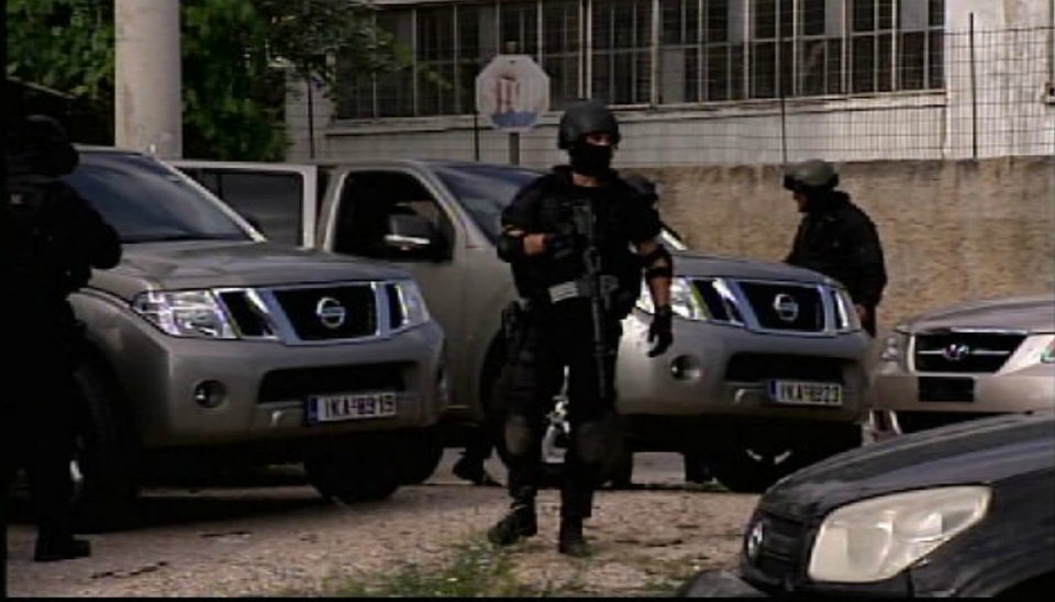 ΕΛ.ΑΣ.: Τεράστια επιχείρηση στο Μενίδι -Ερευνες για το δολοφόνο του μαθητή | iefimerida.gr 1