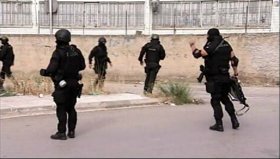 ΕΛ.ΑΣ.: Τεράστια επιχείρηση στο Μενίδι -Ερευνες για το δολοφόνο του μαθητή | iefimerida.gr 10