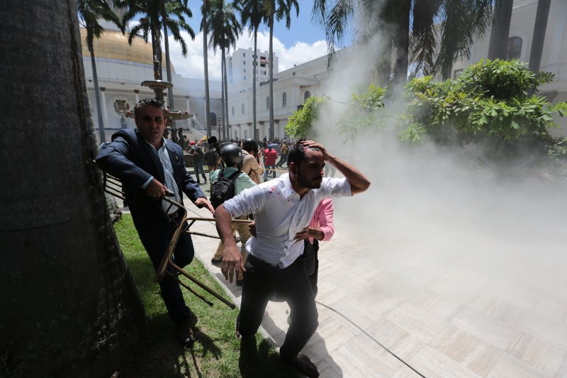 Ξένες κυβερνήσεις και διεθνείς οργανισμοί καταδικάζουν τη βάρβαρη εισβολή υποστηρικτών του Μαδούρο στη Βουλή της Βενεζουέλας | iefimerida.gr 2
