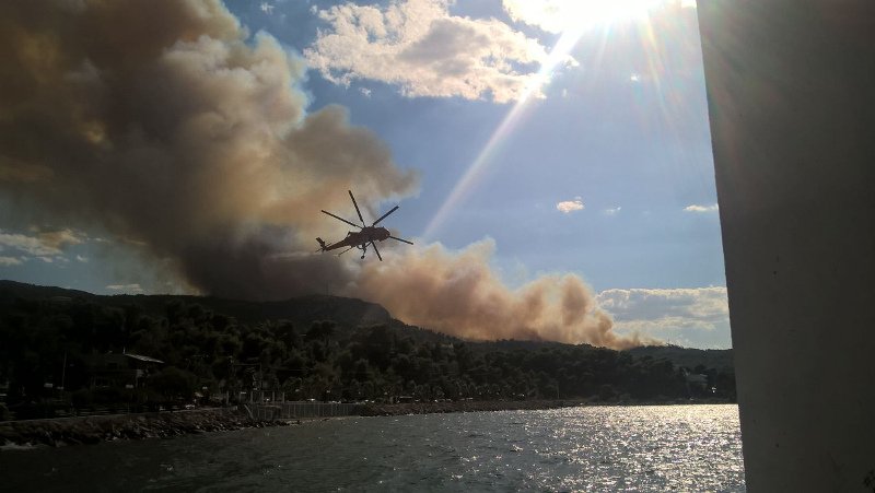 Πύρινη κόλαση: Η φωτιά άφησε καμμένη γη στον Κάλαμο -Καίγεται ο Βαρνάβας | iefimerida.gr 19