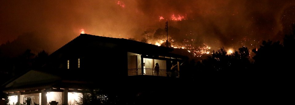 Πύρινη κόλαση: Η φωτιά άφησε καμμένη γη στον Κάλαμο -Καίγεται ο Βαρνάβας | iefimerida.gr 1