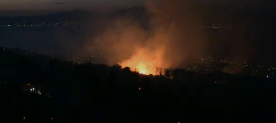 Πύρινη κόλαση: Η φωτιά άφησε καμμένη γη στον Κάλαμο -Καίγεται ο Βαρνάβας | iefimerida.gr 12