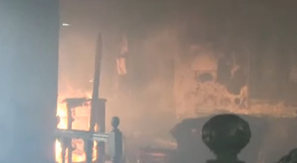 Πύρινη κόλαση: Η φωτιά άφησε καμμένη γη στον Κάλαμο -Καίγεται ο Βαρνάβας | iefimerida.gr 14