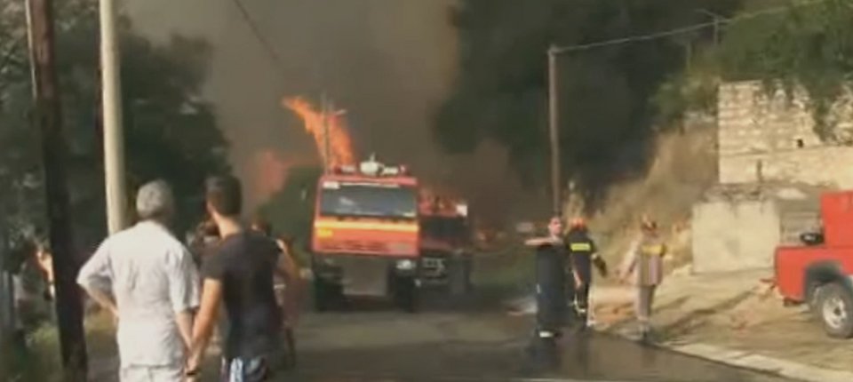 Πύρινη κόλαση: Η φωτιά άφησε καμμένη γη στον Κάλαμο -Καίγεται ο Βαρνάβας | iefimerida.gr 23