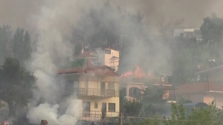 Πύρινη κόλαση: Η φωτιά άφησε καμμένη γη στον Κάλαμο -Καίγεται ο Βαρνάβας | iefimerida.gr 17