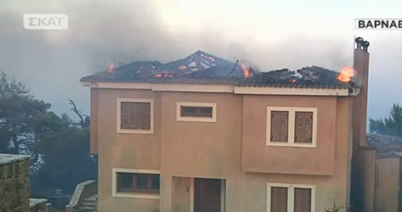 Πύρινη κόλαση: Η φωτιά άφησε καμμένη γη στον Κάλαμο -Καίγεται ο Βαρνάβας | iefimerida.gr 0