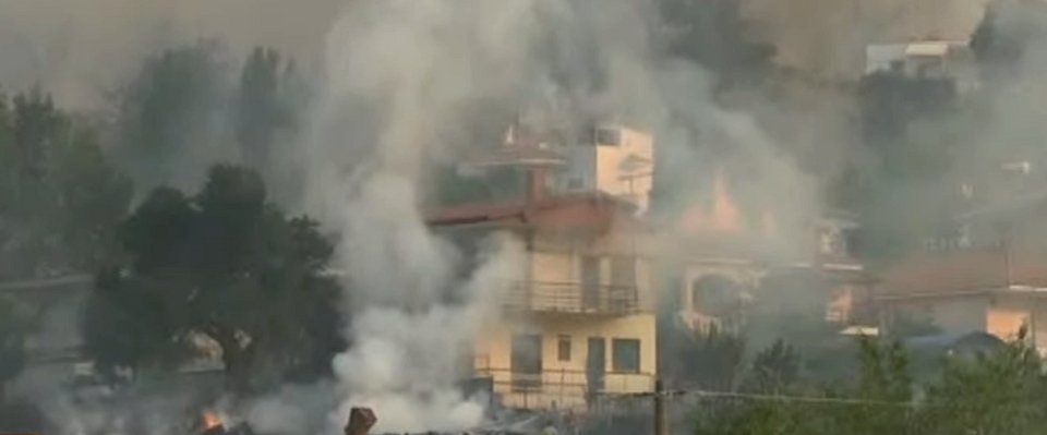 Πύρινη κόλαση: Η φωτιά άφησε καμμένη γη στον Κάλαμο -Καίγεται ο Βαρνάβας | iefimerida.gr 15